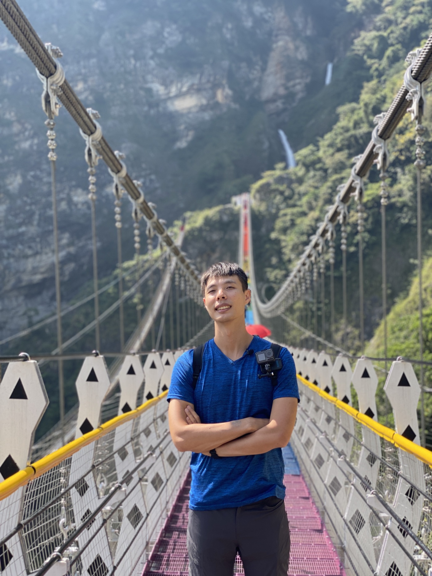 Shawn 站在山區吊橋上