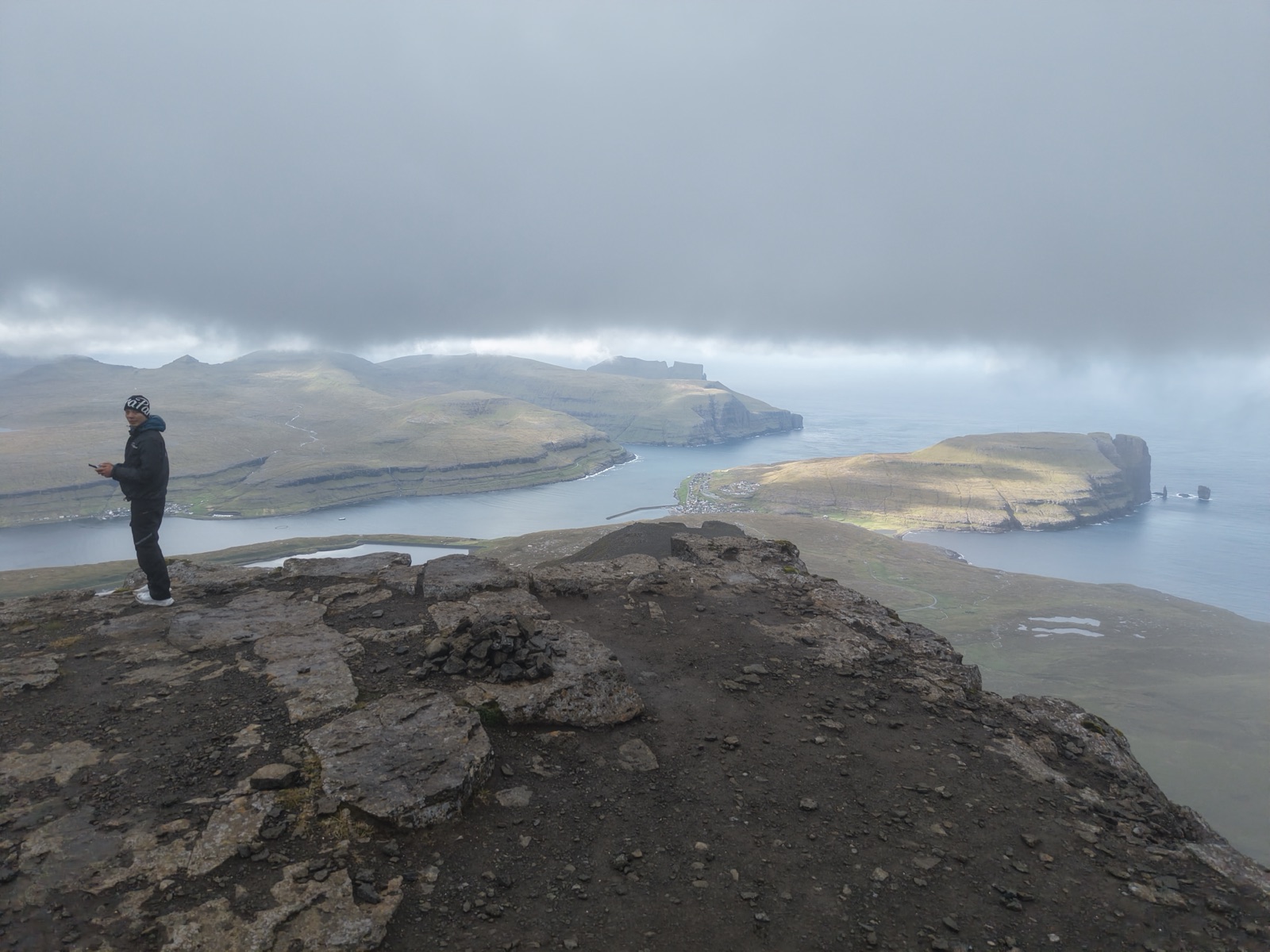 Shawn 在山頂眺望峽灣